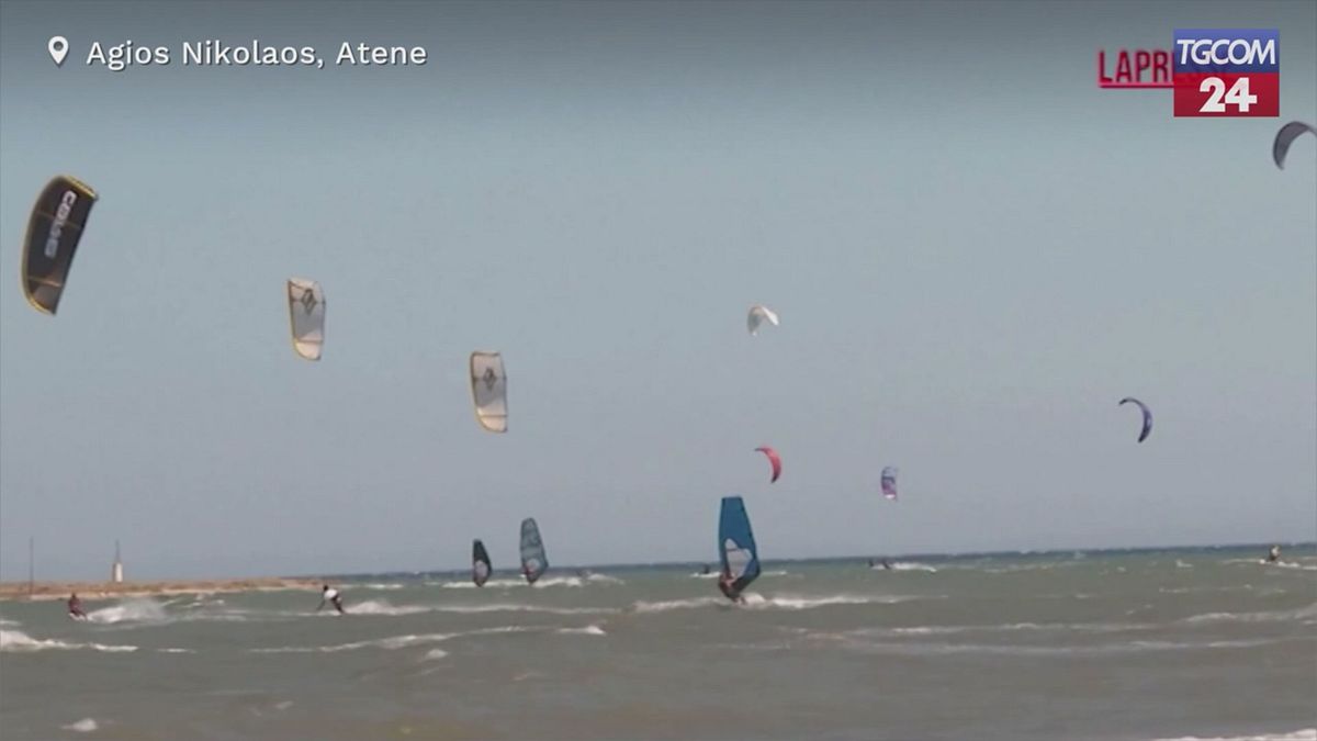 Grecia, la spiaggia di Agios Nikolaos invasa da kitesurfisti