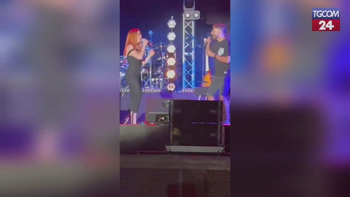 Oh ma... che sorpresa per Noemi! Sul palco "spunta" Rocco Hunt