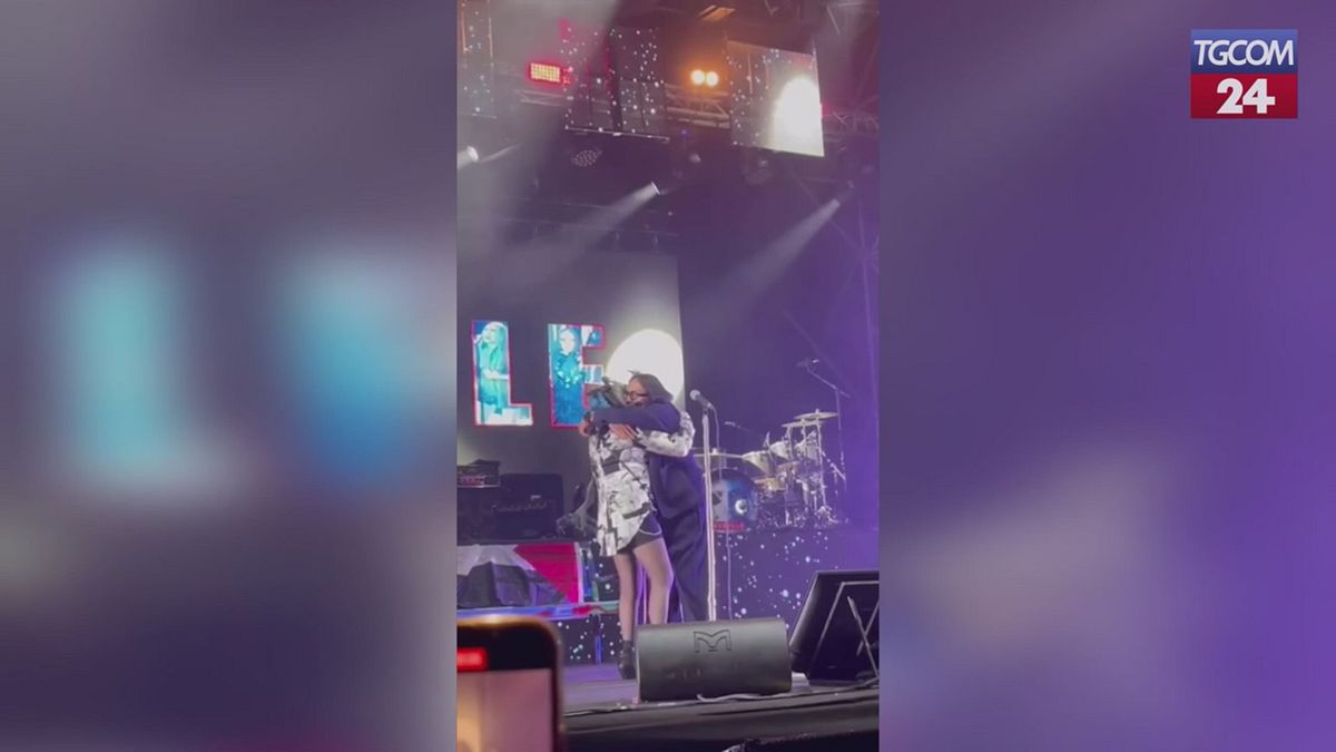 Tra Loredana Bertè e Renato Zero l'abbraccio della pace arriva davanti ai fan