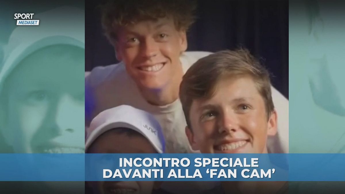 Sinner appare alle spalle dei suoi tifosi: che sorpresa!