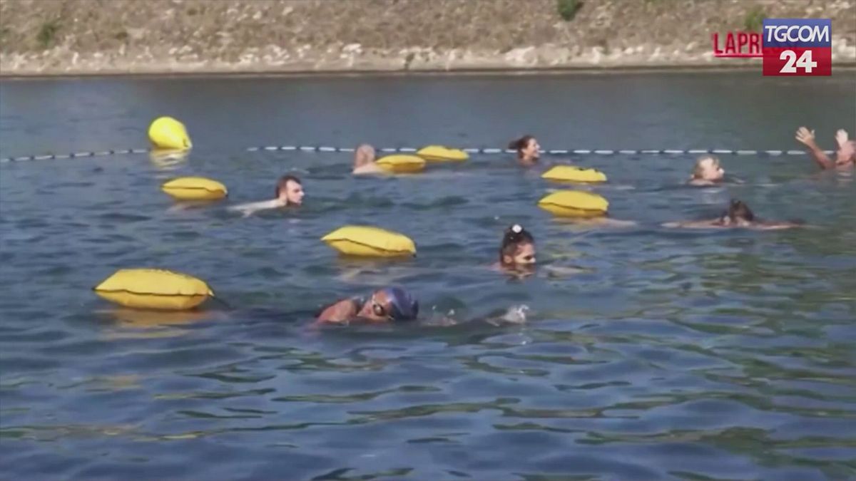 Parigi, un tuffo nella Senna per combattere il caldo