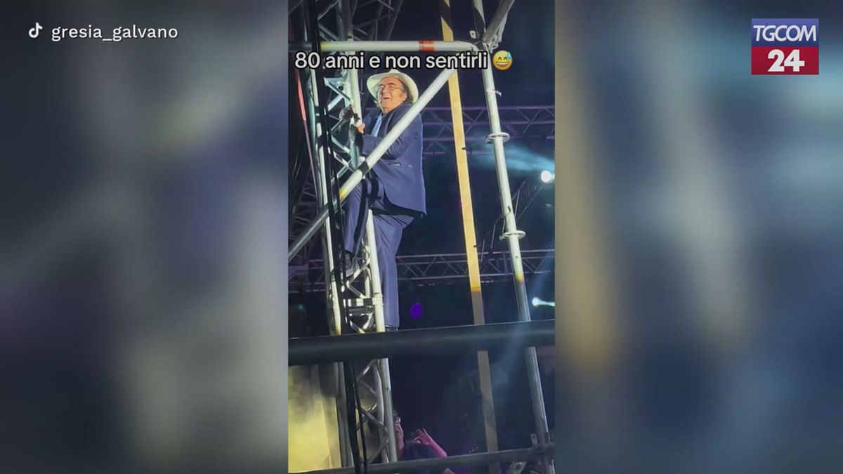 Al Bano, che acrobazie a 82 anni! Si arrampica sul palco durante il concerto