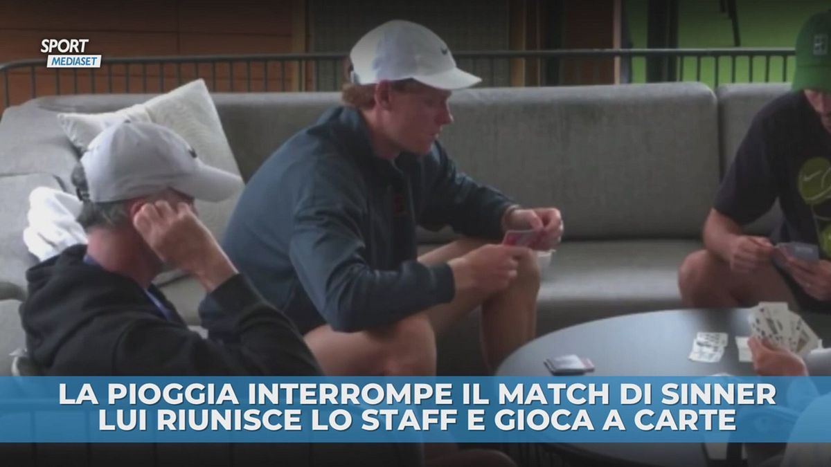 Match sospeso per pioggia: Sinner gioca a carte