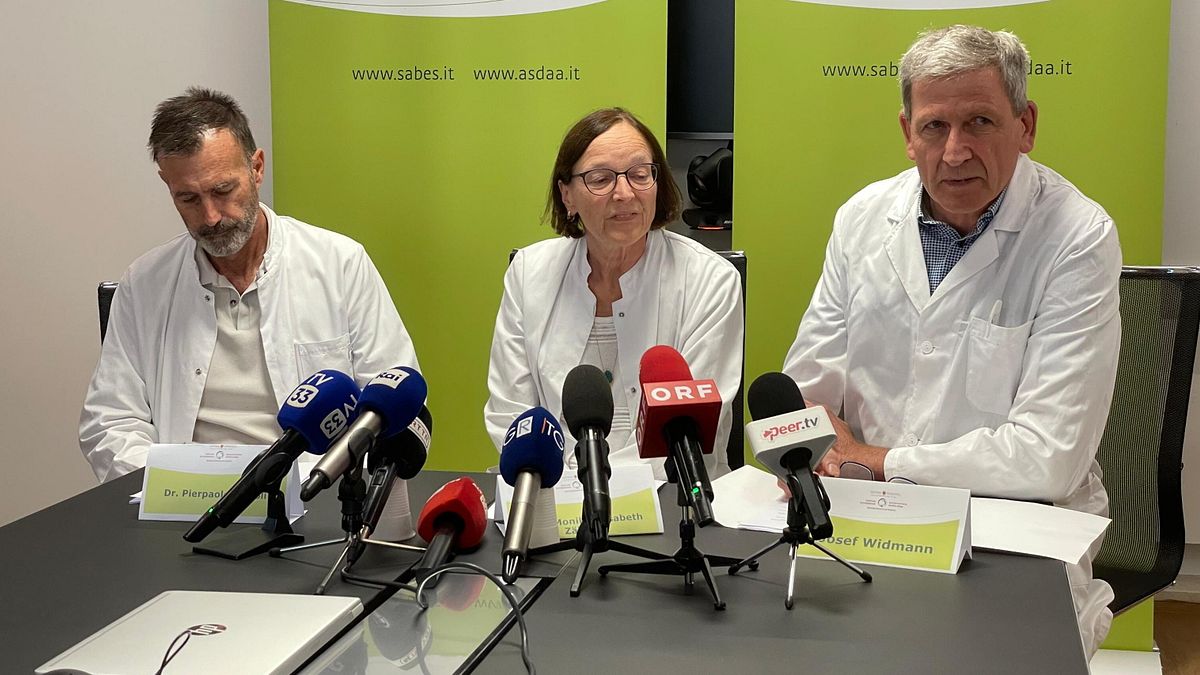 Monika Zabisch e Pierpaolo Bertoli della Direzione medica dell'ospedale di Bolzano con il direttore sanitario Josef Widmann