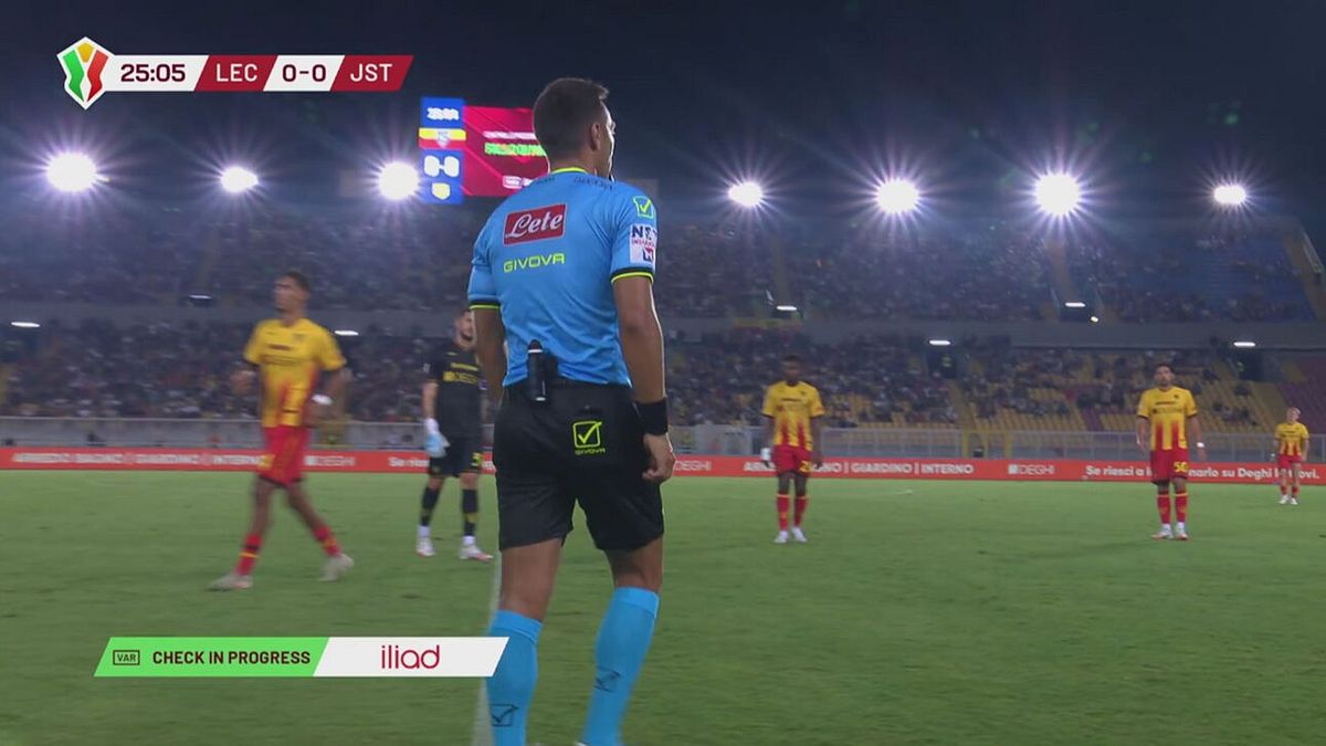 Il VAR richiama Mucera: rigore per il Lecce