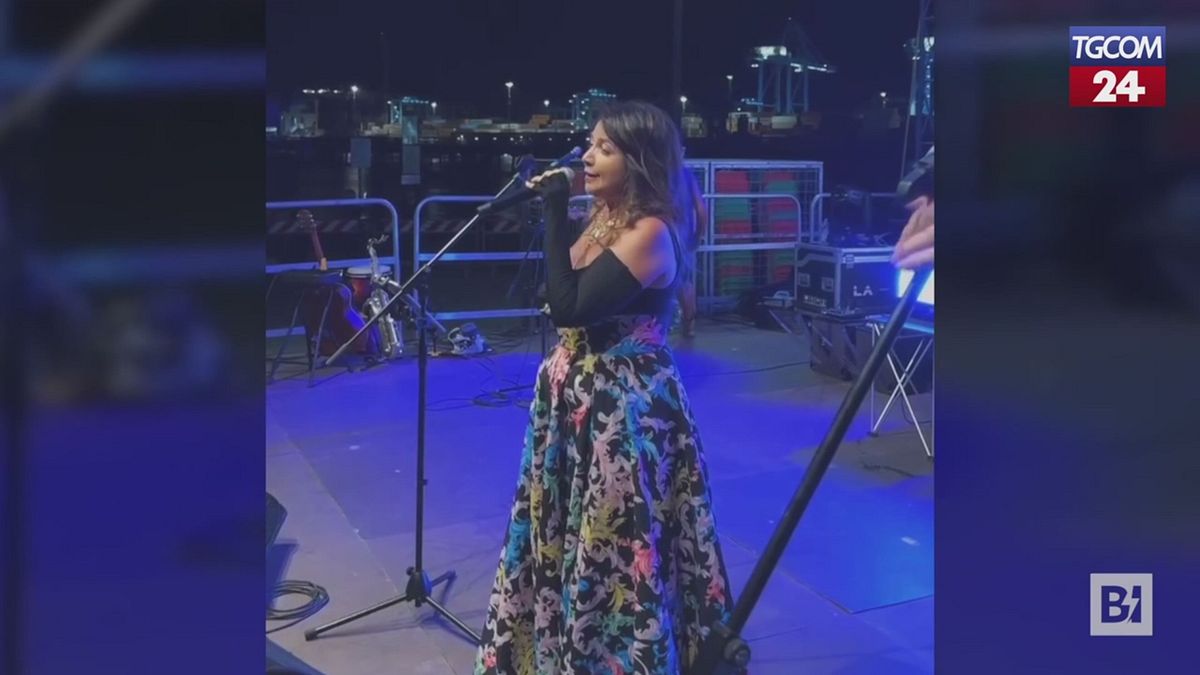 Cristina D'Avena interrompe il concerto per annunciare la morte di Pippo Baudo