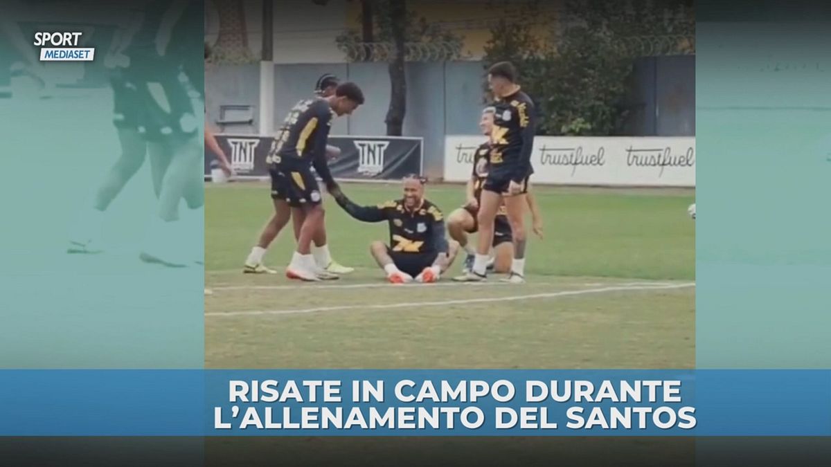 Neymar sta per calciare...ma finisce con la faccia a terra