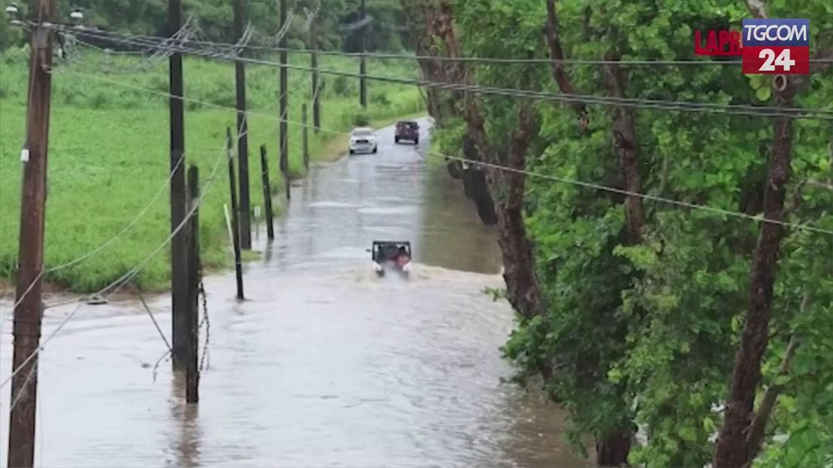 Porto Rico, piogge e allagamenti sull'isola per il passaggio dell'uragano Erin