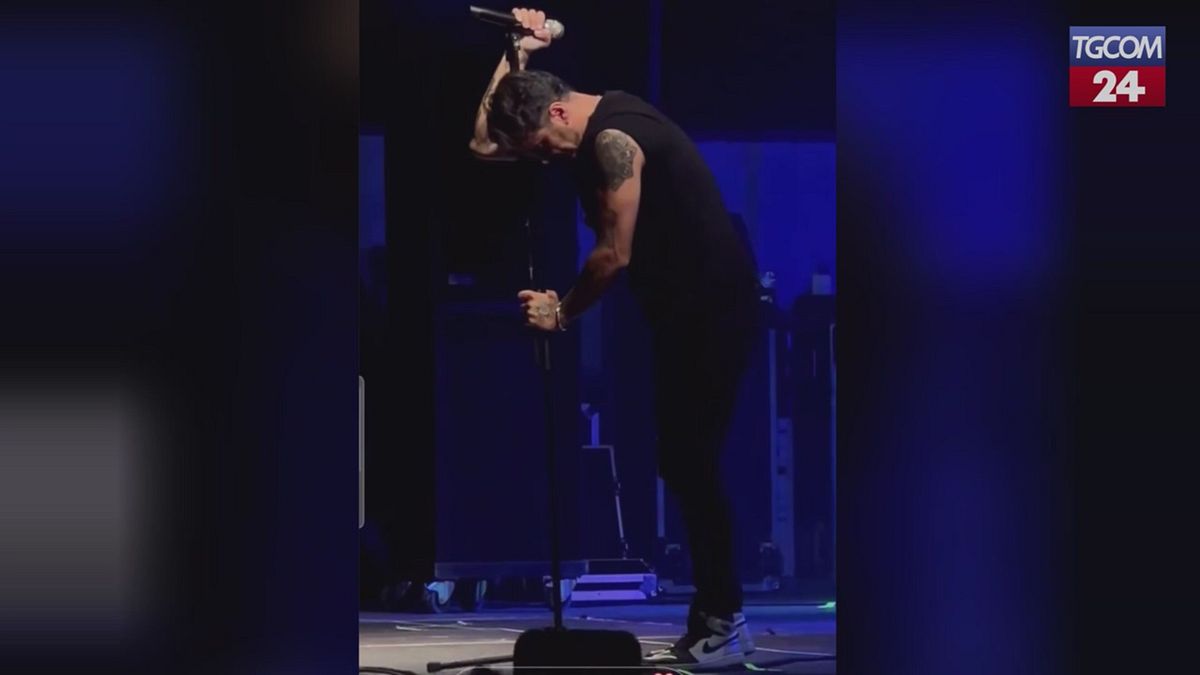 Fabrizio Moro si commuove sul palco al ricordo di Pippo Baudo