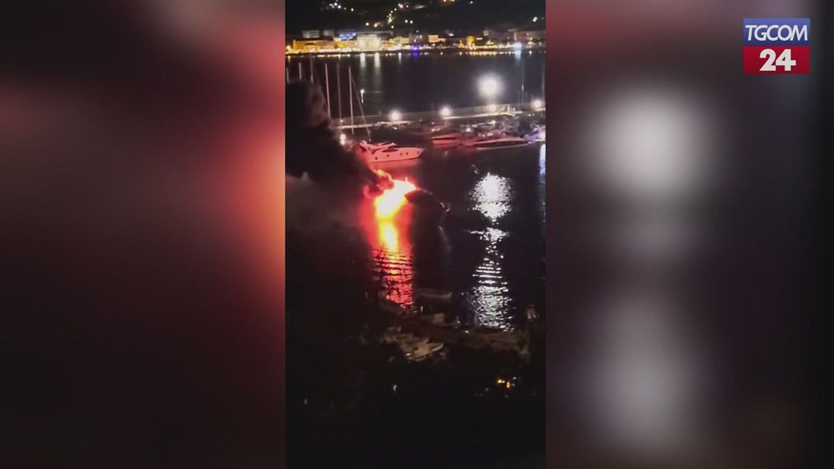 Incendio distrugge yacht di 24 metri nelle acque di Sapri