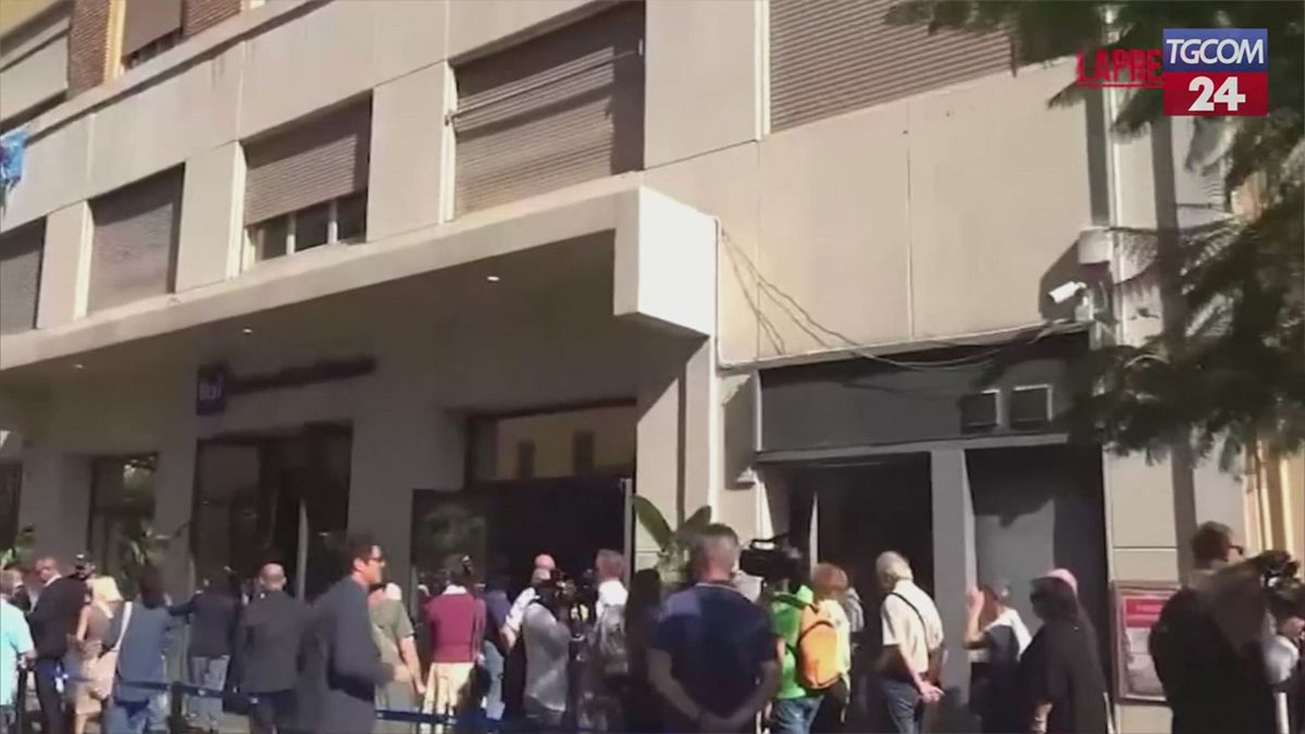 Pippo Baudo, la lunga coda alla camera ardente al Teatro delle Vittorie