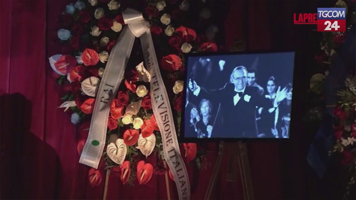 Pippo Baudo, dentro la camera ardente: in coda al Teatro delle Vittorie tra video e foto storici