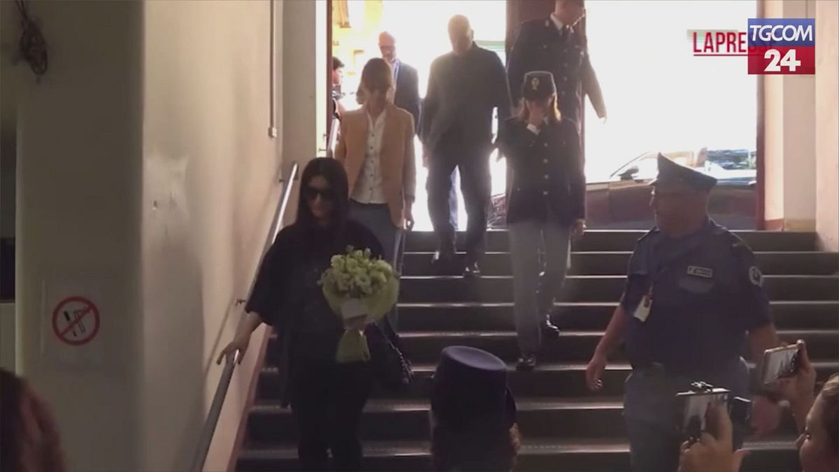 Pippo Baudo, Laura Pausini e Paola Cortellesi arrivano insieme alla camera ardente