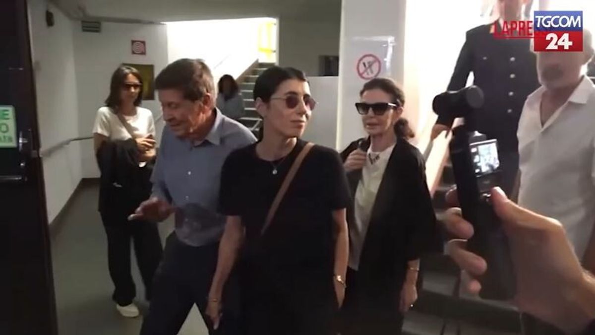 Pippo Baudo, Gianni Morandi e Giorgia alla camera ardente mano nella mano