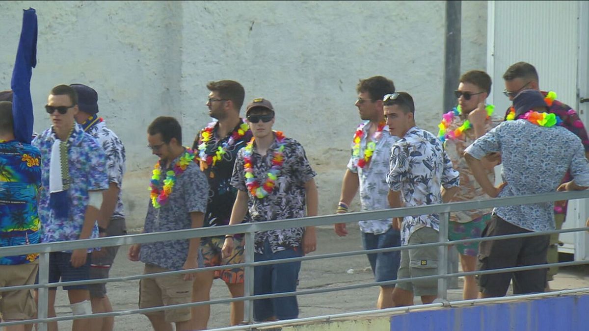 Cerignola come le Hawaii: il look dei tifosi del Verona