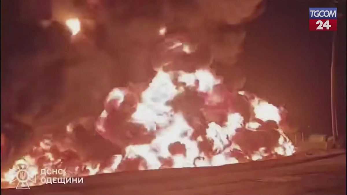 Ucraina, droni russi su Odessa: si scatena un vasto incendio