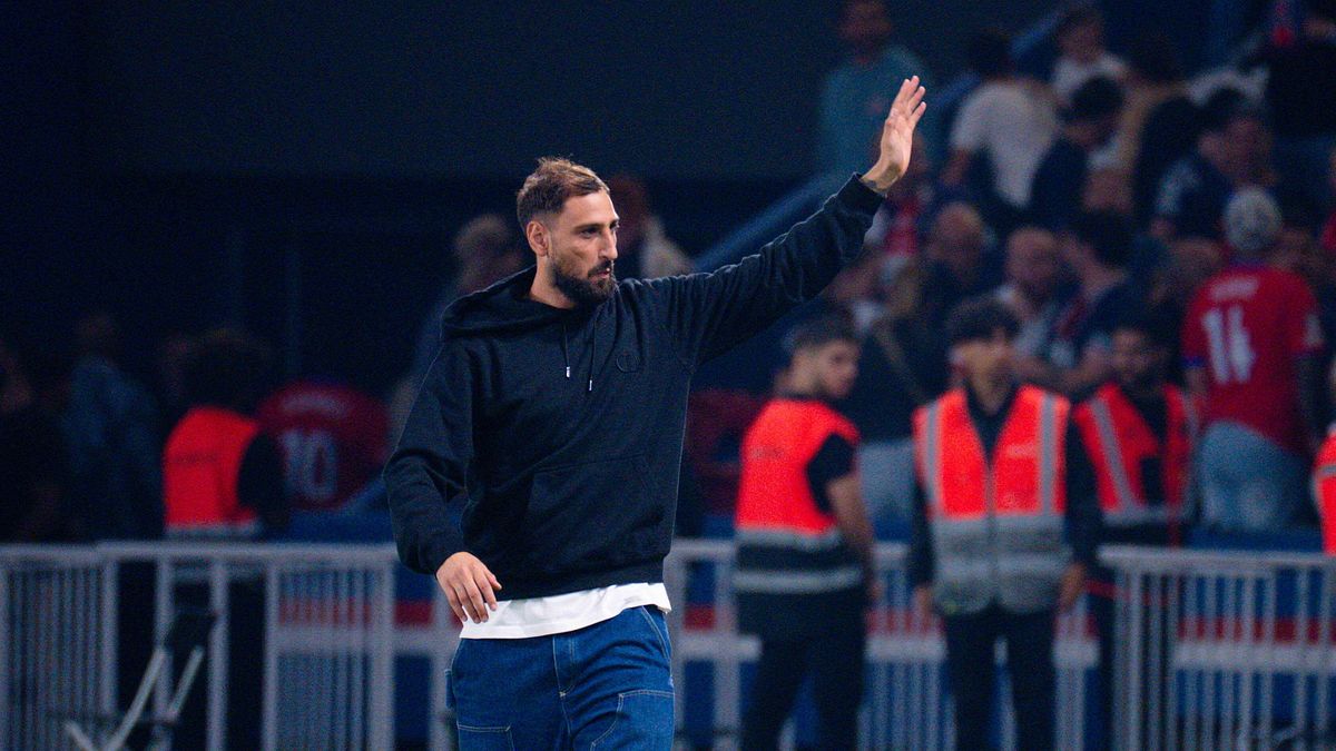 Donnarumma saluta i tifosi del Psg