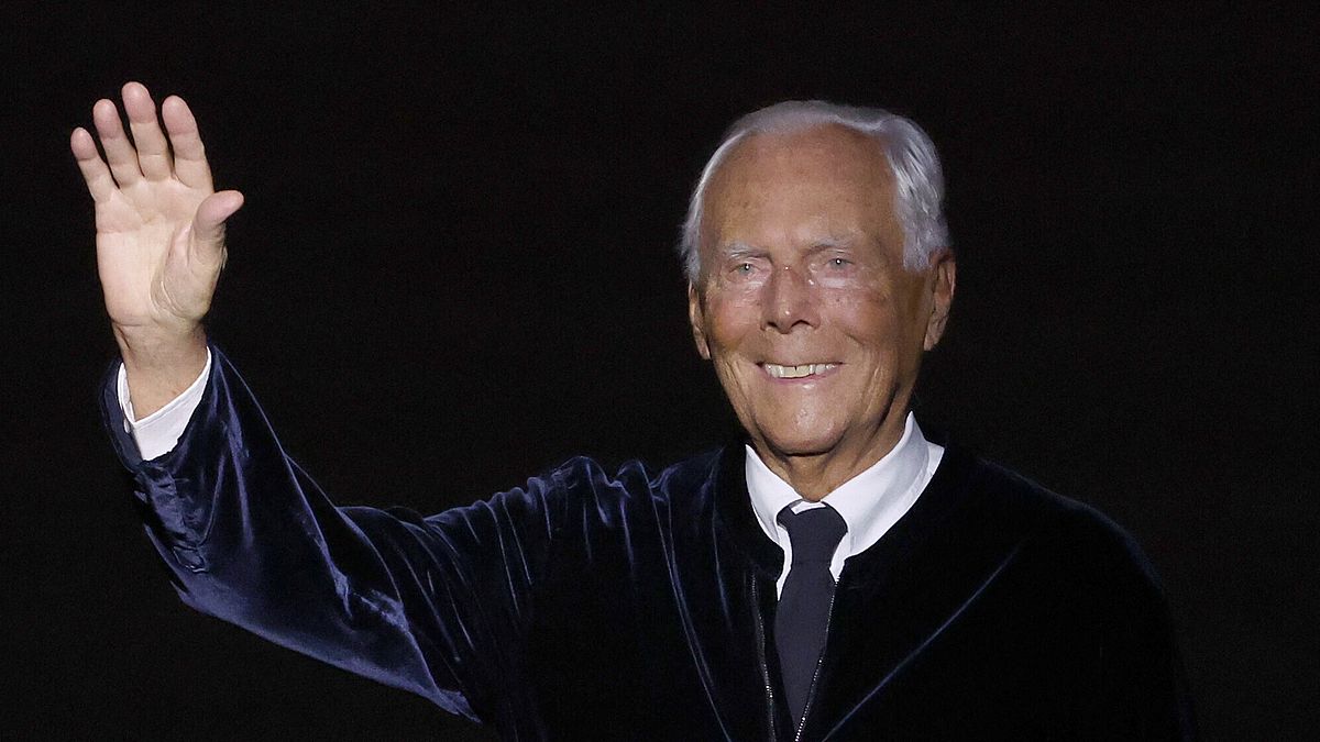 Giorgio Armani nel finale di sfilata