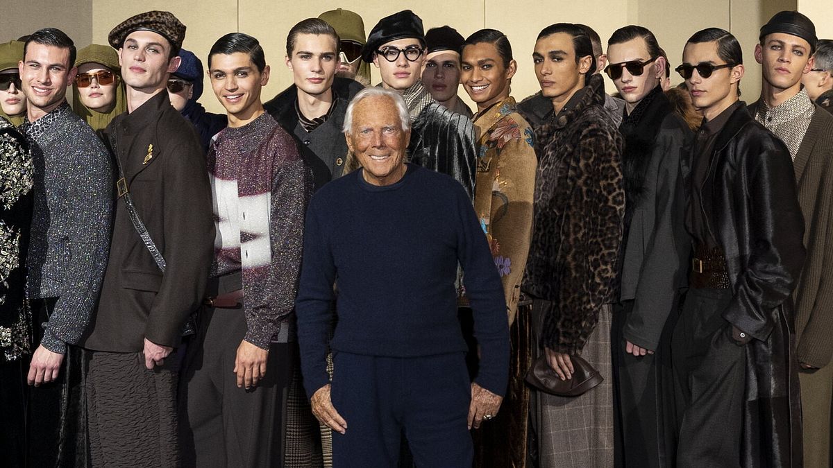 Giorgio Armani con i modelli nel finale di sfilata della collezione Emporio Armani autunno inverno 2025-2026, lo scorso gennaio a Milano (credit: SGP)