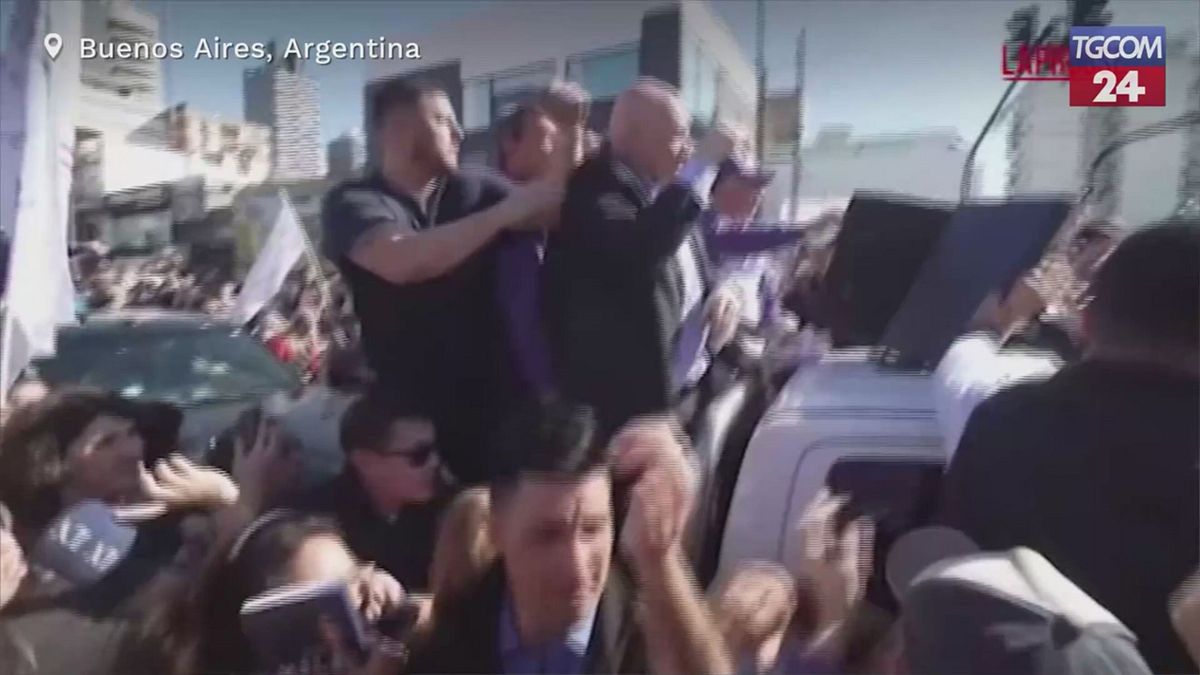 Buenos Aires, Milei e il suo corteo presi a sassate dai manifestanti