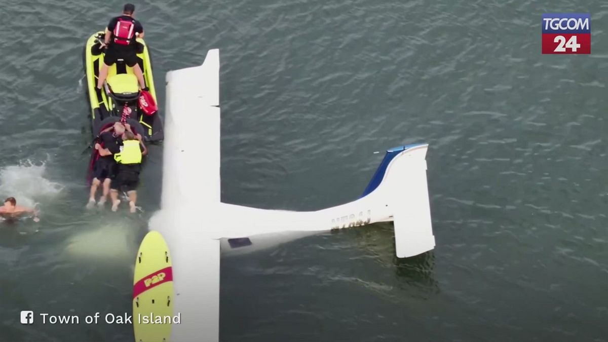 Usa, atterraggio di emergenza in mare: pilota salvato in 30 secondi al largo di Oak Island
