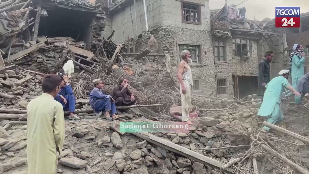 Terremoto in Afghanistan, le immagini della devastazione: case distrutte e macerie