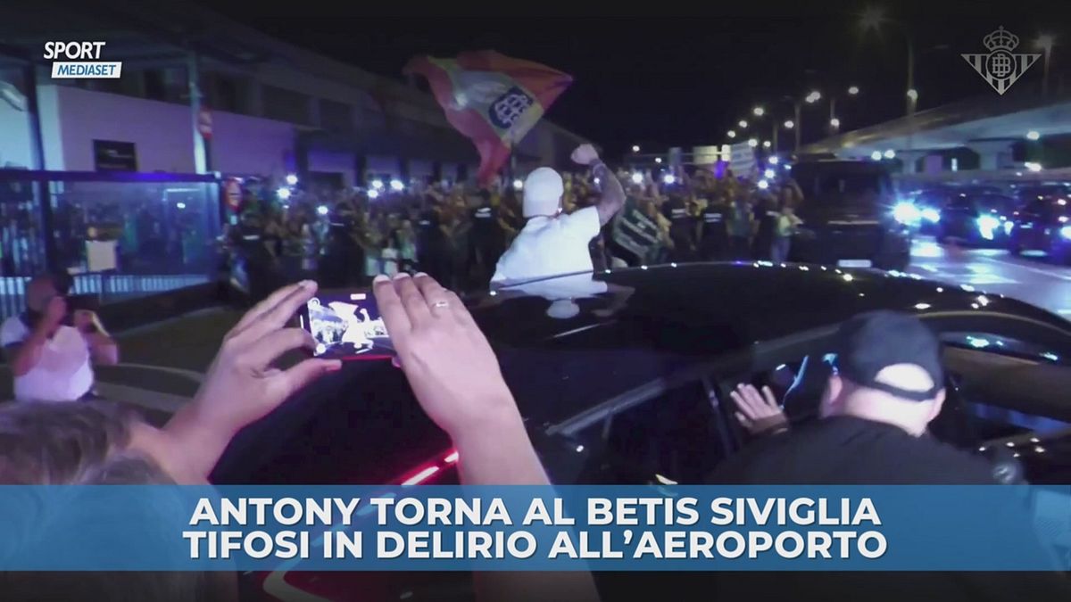 Antony torna al Betis, tifosi in delirio