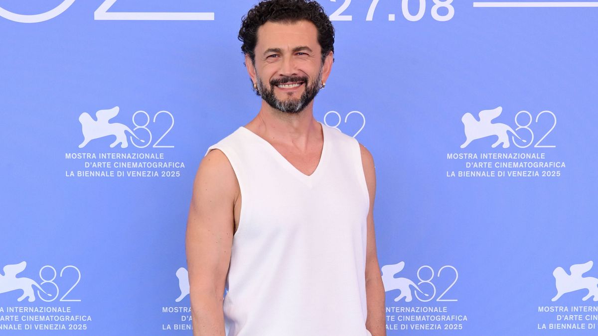 Venezia 82, il look di Vinicio Marchioni per la conferenza stampa del film “Orfeo” di Virgilio Villoresi