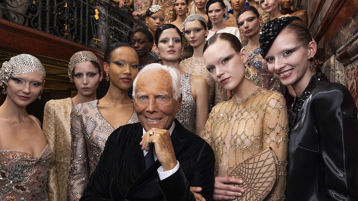 Giorgio Armani Privé, collezione primavera estate 2025 - Lo stilista con le modelle (credit: SGP)