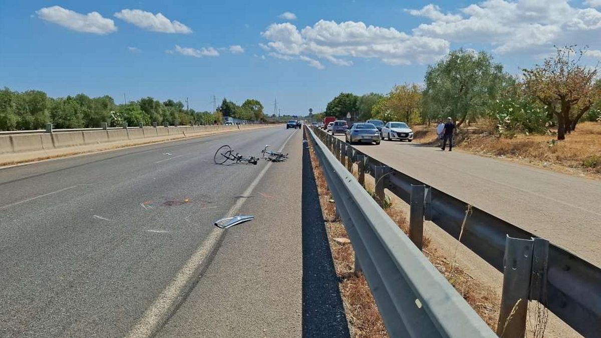 Le biciclette sull'asfalto dopo l'incidente di Terlizzi