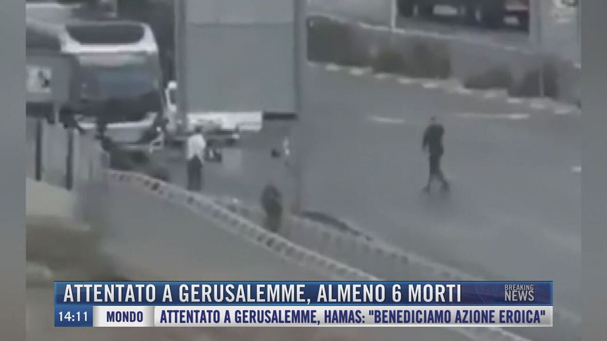 Breaking News delle 14.00 | Attentato a Gerusalemme, almeno 6 morti