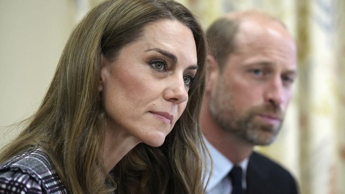 Ritorno ai capelli castani per Kate Middleton, accanto al principe William in visita all’Istituto della Federazione Nazionale delle Donne a Sunningdale