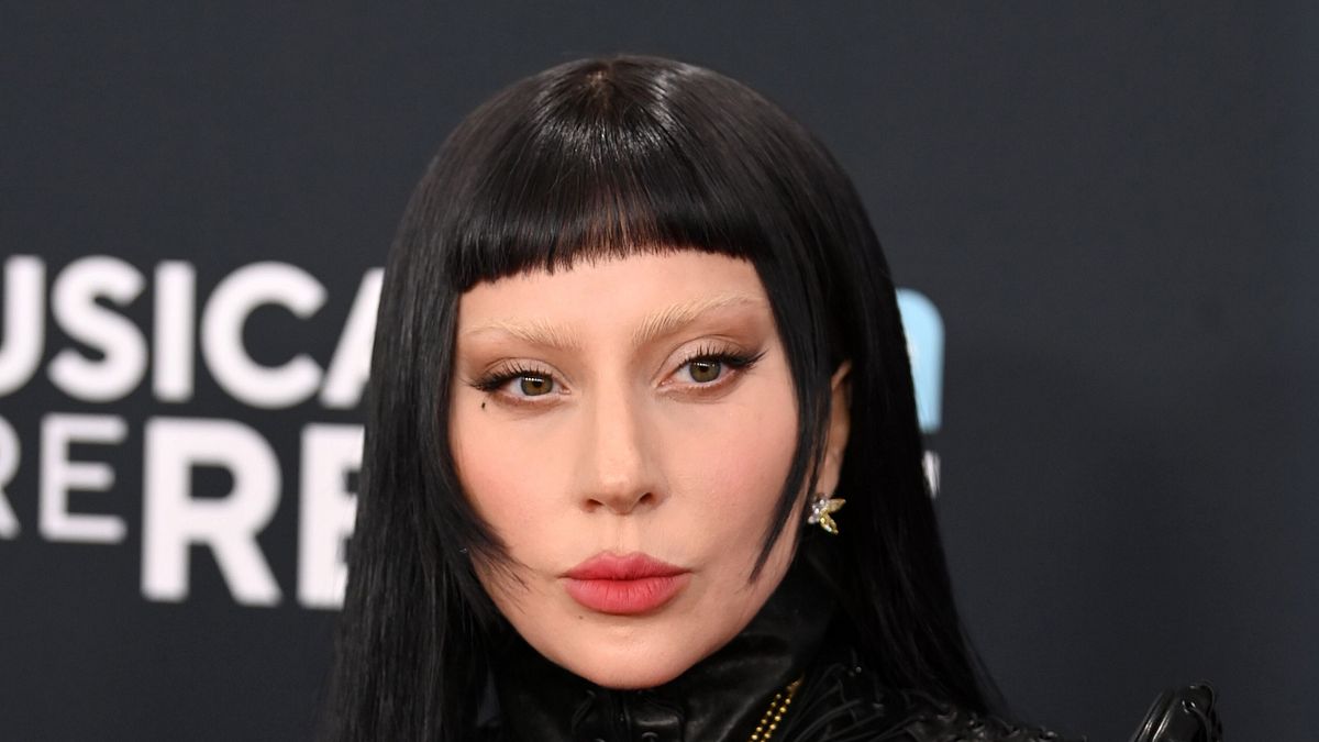 Lady Gaga ai Grammy 2025: la frangetta punk e il taglio di capelli Hime
