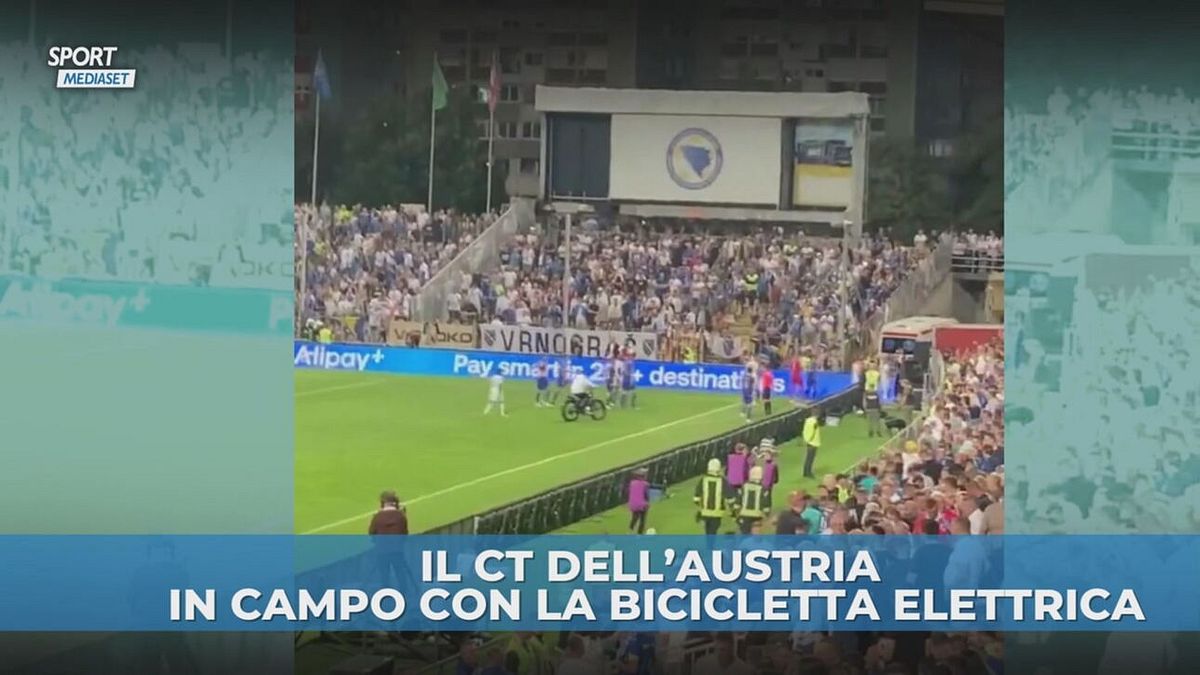Rangnick sfreccia in e-bike in campo: "La camminata era lunga"