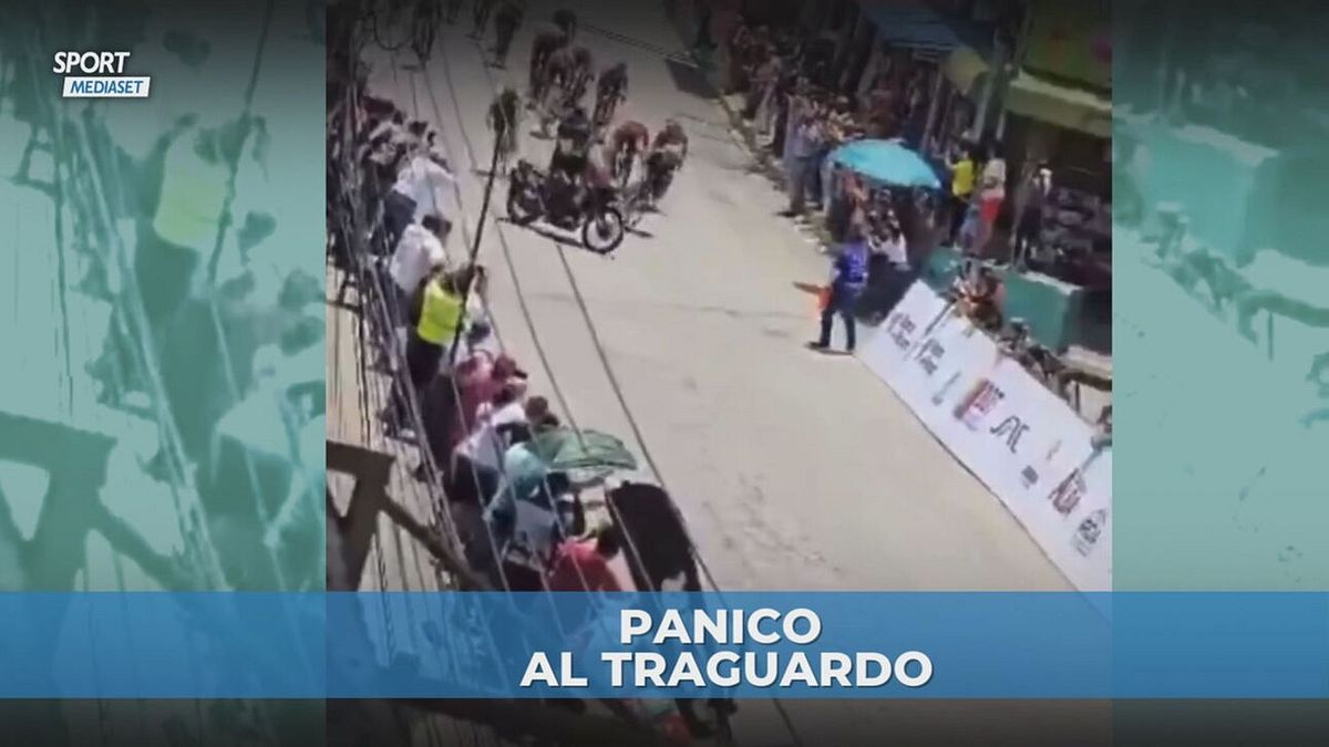 Incidente shock alla Vuelta Venezuela: moto travolge i ciclisti