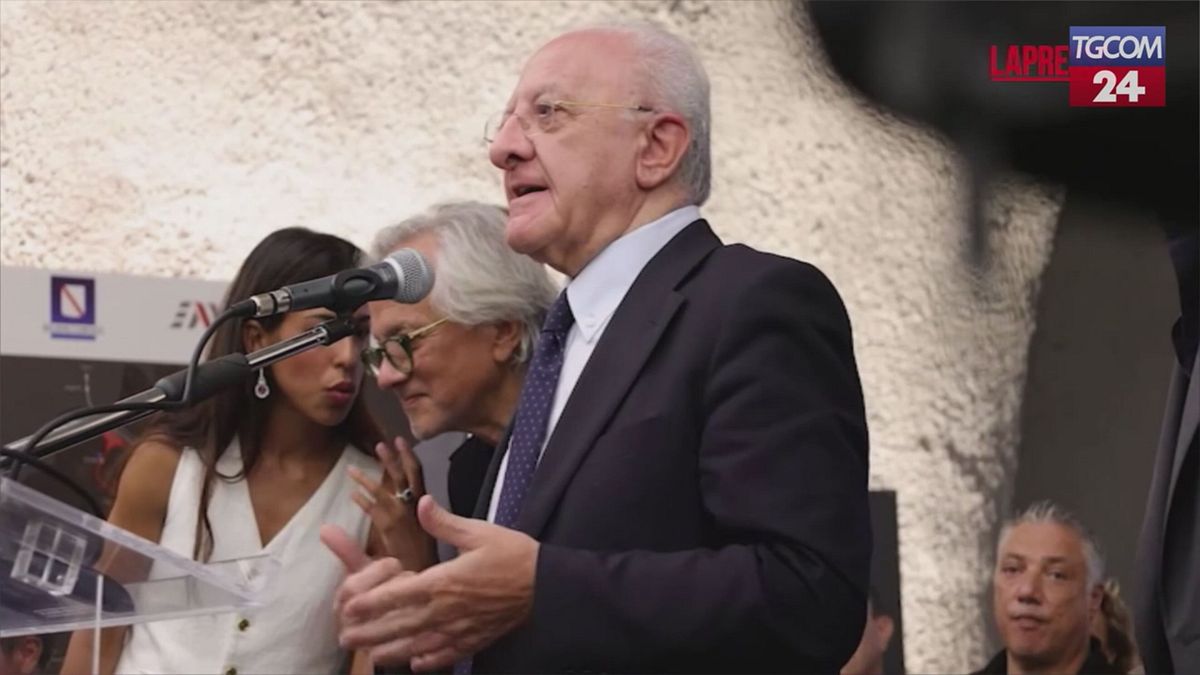Campania, gaffe di De Luca: "Bellissima la figlia di Kapoor", ma è la moglie