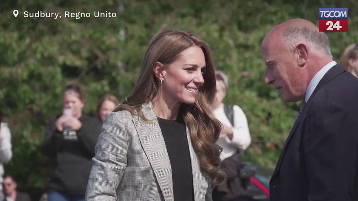 Regno Unito, la principessa Kate visita una fabbrica di seta: acclamata dalla folla