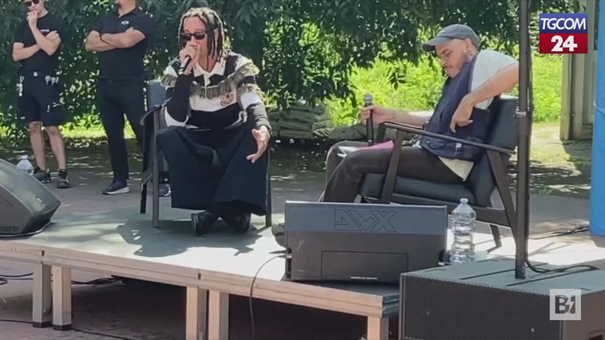 Dopo 18 anni Ghali torna nella sua scuola media: "Forse non lo capite, ma poter studiare è una fortuna"