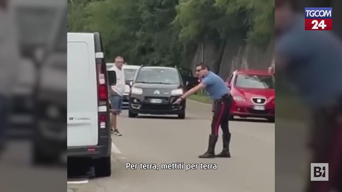 Minaccia i passanti con la fiamma ossidrica: bloccato col taser