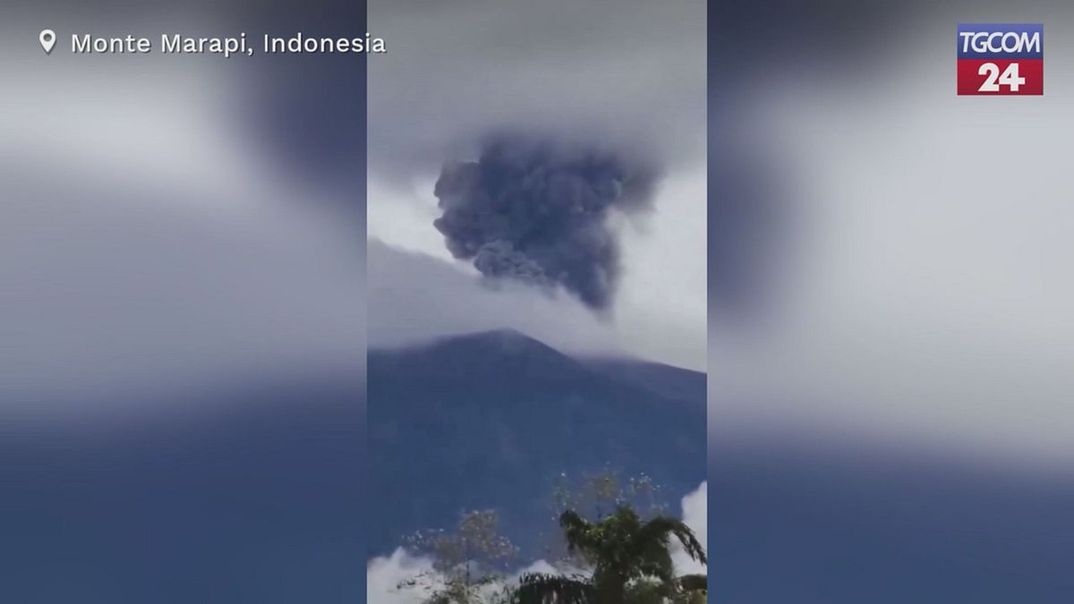 Erutta il vulcano Monte Marapi: colonne di cenere nel cielo di Sumatra