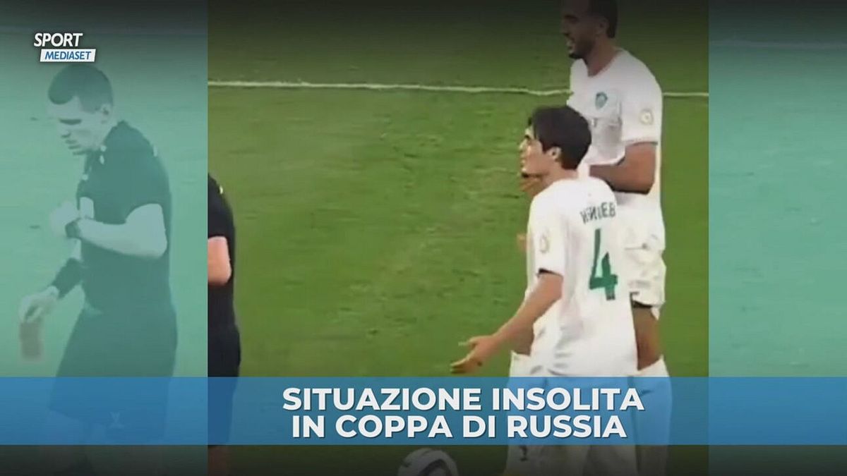 Giocatore espulso lancia la maglia al pubblico poi il colpo di scena...
