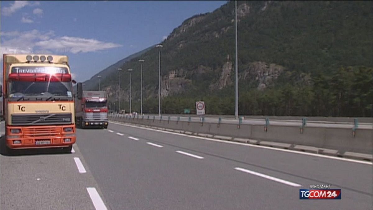 18.00 GASOLIO, IRA DEI CAMIONISTI SRV