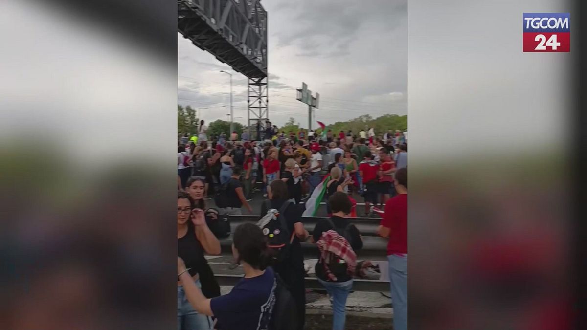 Sciopero per Gaza, manifestanti bloccano la tangenziale di Bologna