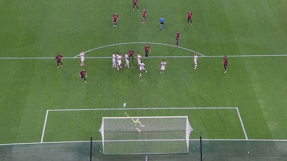 45' | Prodezza di Früchtl sulla punizione di Pavolovic (Milan-Lecce 1-0)
