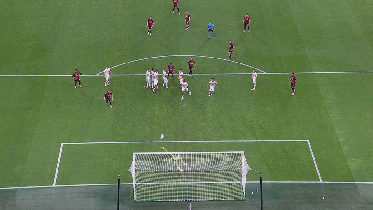 45' | Prodezza di Früchtl sulla punizione di Pavolovic (Milan-Lecce 1-0)