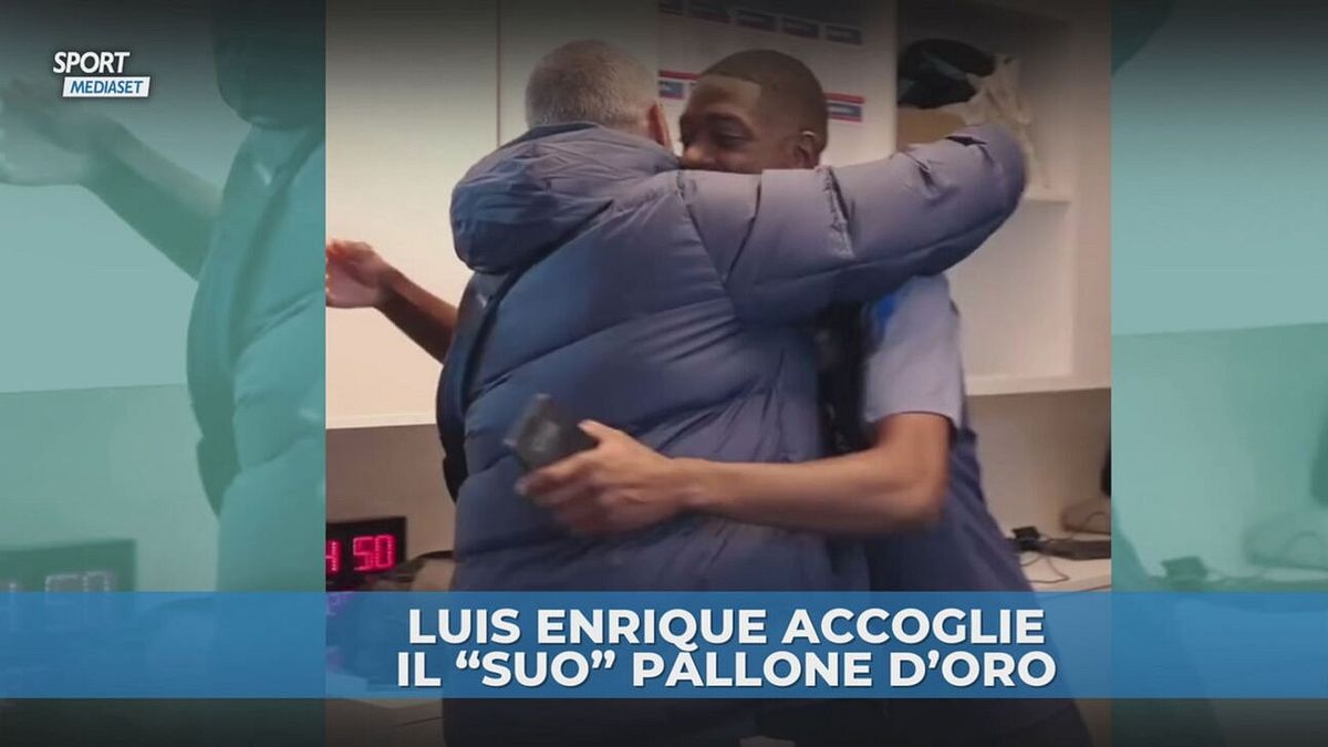 Dembélé torna da re al Psg e Luis Enrique bacia il Pallone d'Oro