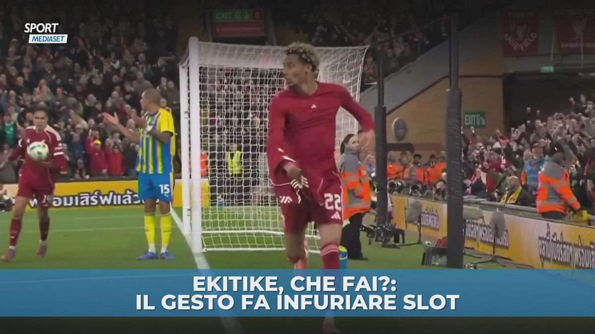 Follia Ekitike: segna e si toglie la maglia ma era già ammonito…espulso