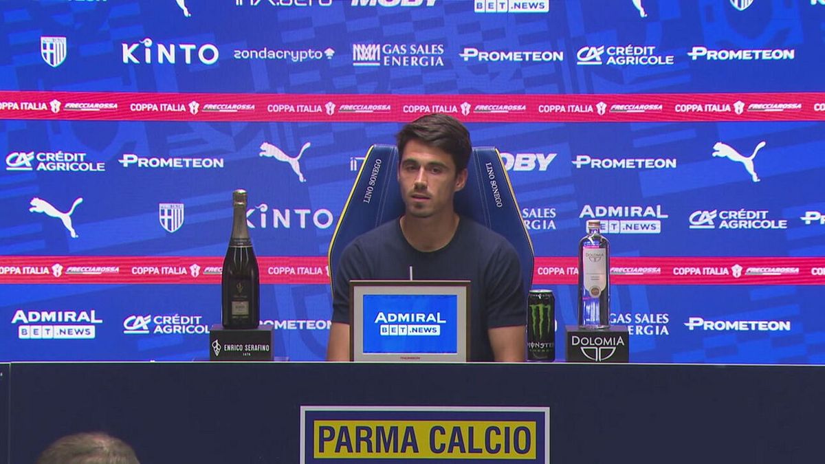 Cuesta finisce la conferenza, si alza, poi si ricorda di Leoni e…