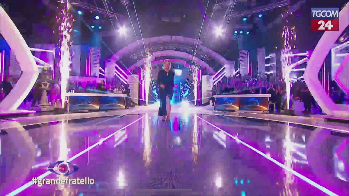 "Grande Fratello", l'ingresso in studio di Simona Ventura