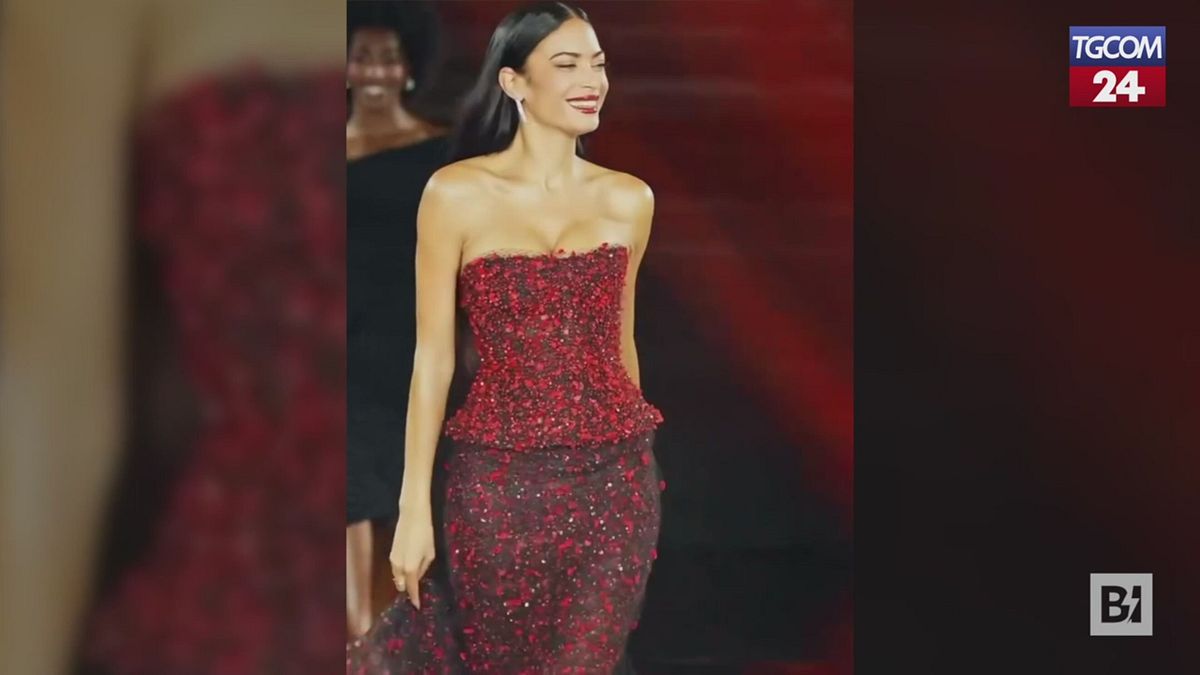 Elodie torna a sfilare a Parigi e strega tutti